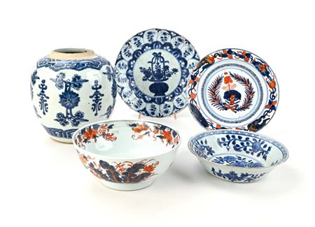 Cinque oggetti in porcellana, Cina, Compagnia delle Indie, XVIII secolo...