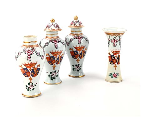 Quattro vasi “miniature” diversi in porcellana policroma con stemmi araldici,...