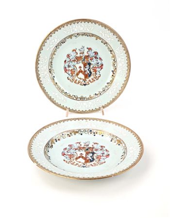 Coppia di piatti in porcellana policroma e dorata con stemmi araldici,...