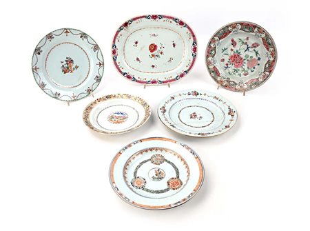 Quattro piatti e un vassoio in porcellana policroma con diversa decorazione,...