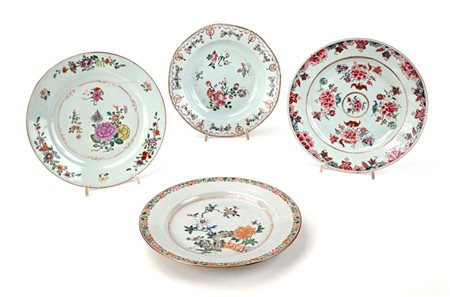 Quattro piatti diversi in porcellana policroma e dorata, Compagnia delle...