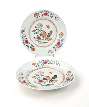 Coppia di piatti in porcellana policroma a motivi floreali, Compagnia delle...
