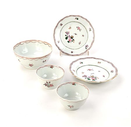 Coppia di coppette con piattino e bowl in porcellana decorata a mazzetti,...