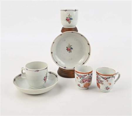 Quattro tazzine in porcellana policroma di cui due senza piattino, Compagnia...