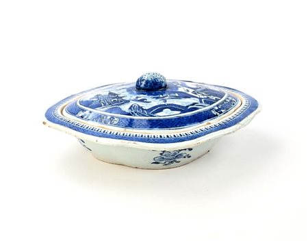 Legumiera in porcellana bianca e blu, Cina, XVIII secolo corpo ovale...