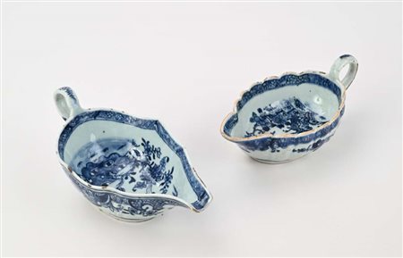 Due salsiere diverse in porcellana bianca e blu, Cina, Compagnia delle Indie,...