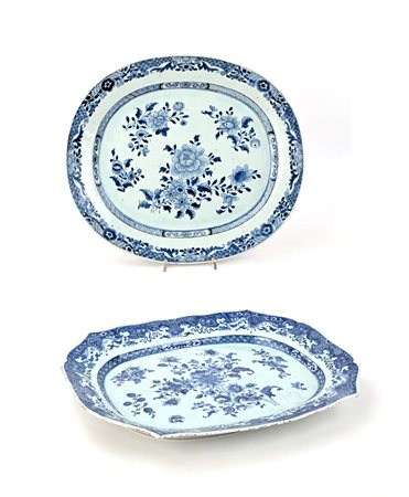 Due vassoi diversi in porcellana bianca e blu, Compagnia delle Indie, XVIII...