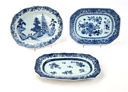 Tre vassoietti diversi in porcellana bianca e blu, Cina, XVIII secolo due di...