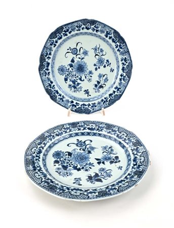 Coppia di piatti ottagonali in porcellana bianca e blu, Cina, XVIII secolo...