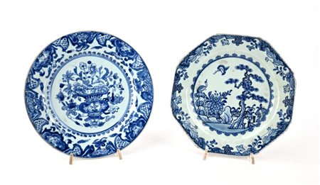 Due piatti diversi in porcellana bianca e blu, Cina uno di forma ottagonale...