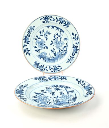 Coppia di piatti da portata circolari in porcellana bianca con decorazione...