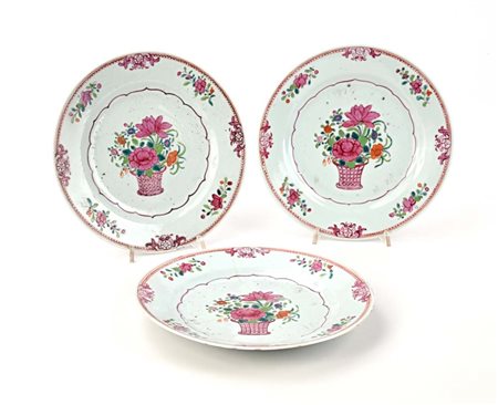 Tre piatti in porcellana policroma con decoro centrale raffigurante vaso di...