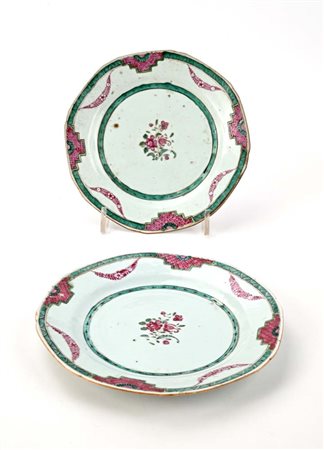 Coppia di piatti ottagonali in porcellana policroma, Cina, Compagnia delle...