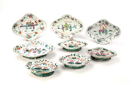Otto alzatine porta condimento in porcellana policroma di due misure, Cina,...