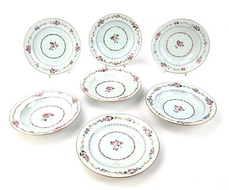 Sette piatti in porcellana policroma con ghirlande e rose, Compagnia delle...