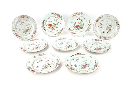 Nove piatti in porcellana policroma a motivi floreali, Compagnia delle Indie,...