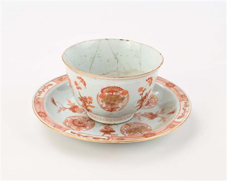 Bowl e piattino in porcellana decorata in rosso ferro, Cina, XVIII secolo...