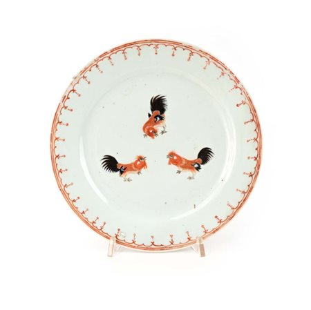Piattino con decoro a galletti in rosso ferro e nero, Compagnia delle Indie,...