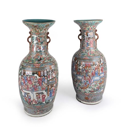 Coppia di grandi vasi in porcellana policroma, Cina, Dinastia Qing, XIX...