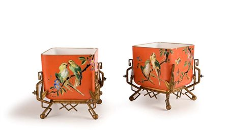 Coppia di cache pots in vetro opalino dipinto e montatura in bronzo dorato...