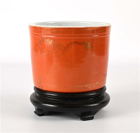 Cache-pot in porcellana rosso ferro con lumeggiature dorate, Cina, XVIII...