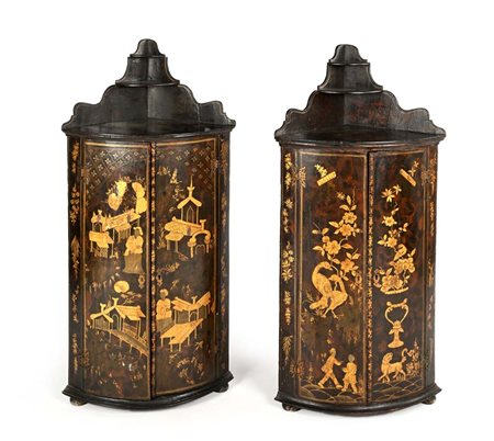 Coppia di angoliere in legno laccato a chinoiséries, Inghilterra, XVIII...