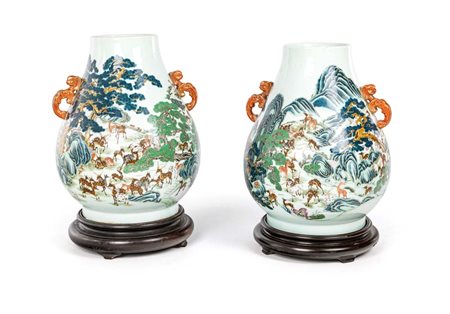 Coppia di grandi vasi biansati "Hu" in porcellana con decoro "cento cervi",...