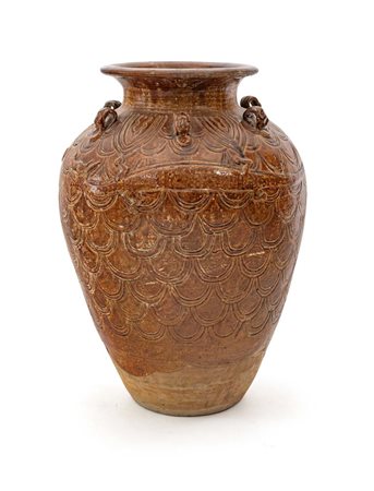 Grande giara Martaban in terracotta invetriata in monocromia bruna, inizi XX...