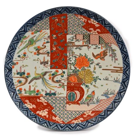 Grande piatto in porcellana di Imari, Arita, Giappone, XX secolo decorato nei...