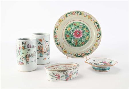 Lotto composto da cinque oggetti in porcellana, Cina, periodo della...