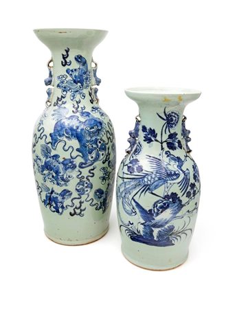 Due vasi a balaustro in porcellana dalle simili caratteristiche, Cina...