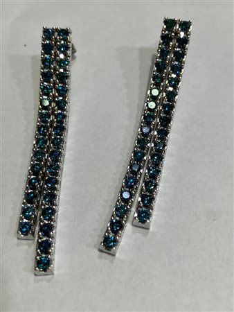 Orecchini modello tennis in oro 18k con brillanti blu