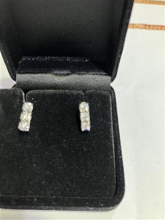 Orecchini tipo trilogi con diamanti