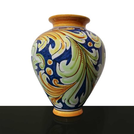 Vaso in ceramica invetriata e dipinta policroma a motivi di foglie