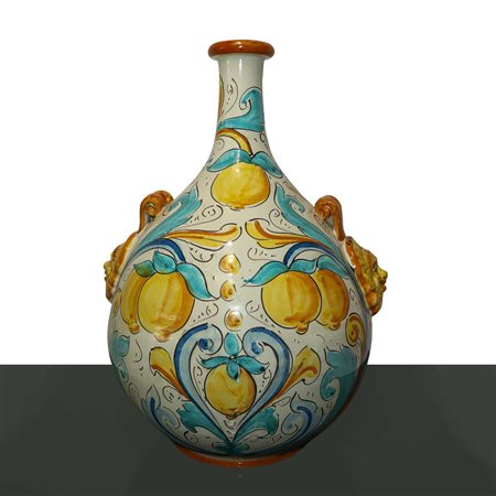 Vaso policromo in maiolica di Caltagirone con prese ai lati a grottesche con raffigurazioni di melograni, 20° secolo