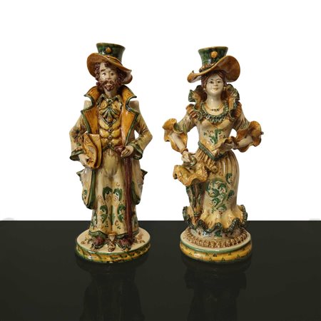 Coppia di lumiere in maiolica policroma invetriatata