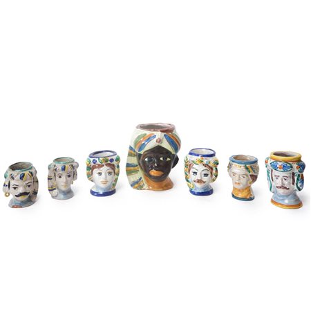 Gruppo di N. 7 teste antropomorfe in ceramica di Caltagirone., 20° secolo