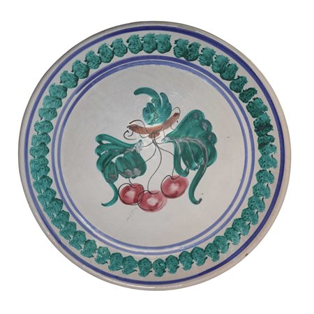Grande piatto decorativo in ceramica di Caltagirone raffigurante ciliegie