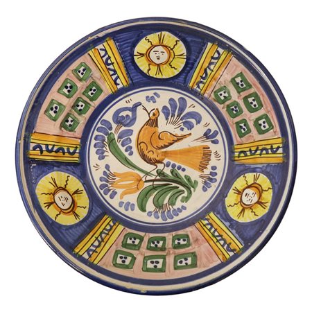 Piatto in maiolica policroma dipinta con raffigurazione di un uccello al centro