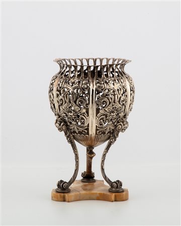 Antico portafiori tripode, apparently without punching