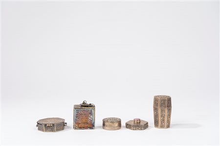 Gruppo di cinque oggetti orientali, 19th/20th century