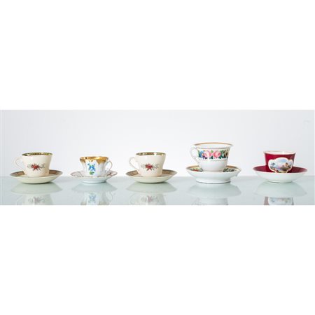 MANIFATTURA EUROPEA DEL XIX/XX SECOLO, Cinque tazze