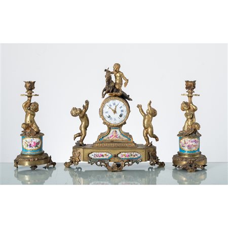 MANIFATT. FRANCESE XIX SEC., Orologio da tavolo e 2 monocera