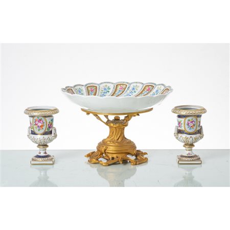 ALZATA E DUE PICCOLI VASI