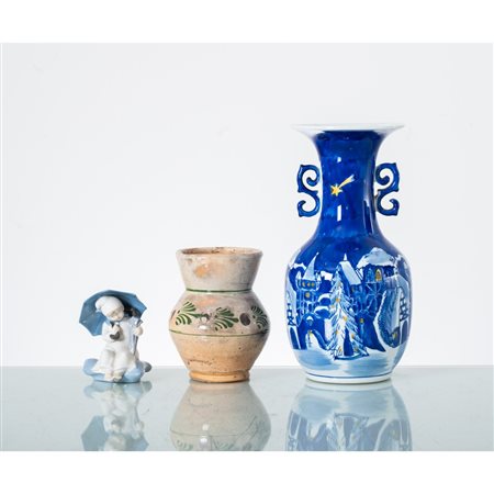 MANIFATTURA EUROPEA DEL XX SECOLO, Due vasi e scultura