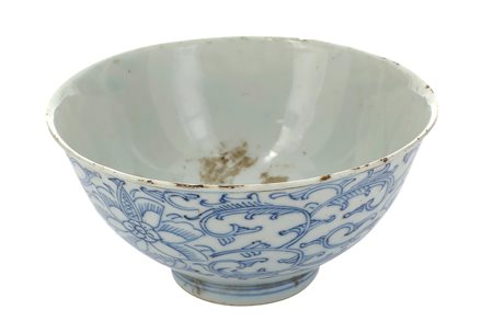 Cina. XIX secolo
Ciotola con decoro floreale