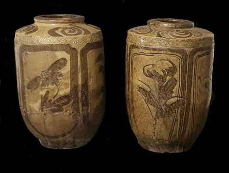 Cina
Coppia di orci con decoro di fiori e animali entro riquadri