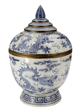 Cina. I metà del XX secolo
Grande ciotola con coperchio e decoro di draghi