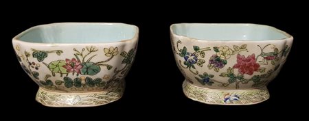 Cina. Dinastia Qing. Regno di Tongzhi (1862 - 1874)
Coppia di ciotole con decoro floreale