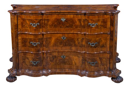 Veneto (I quarto del XVIII secolo)
Comò a tre cassetti